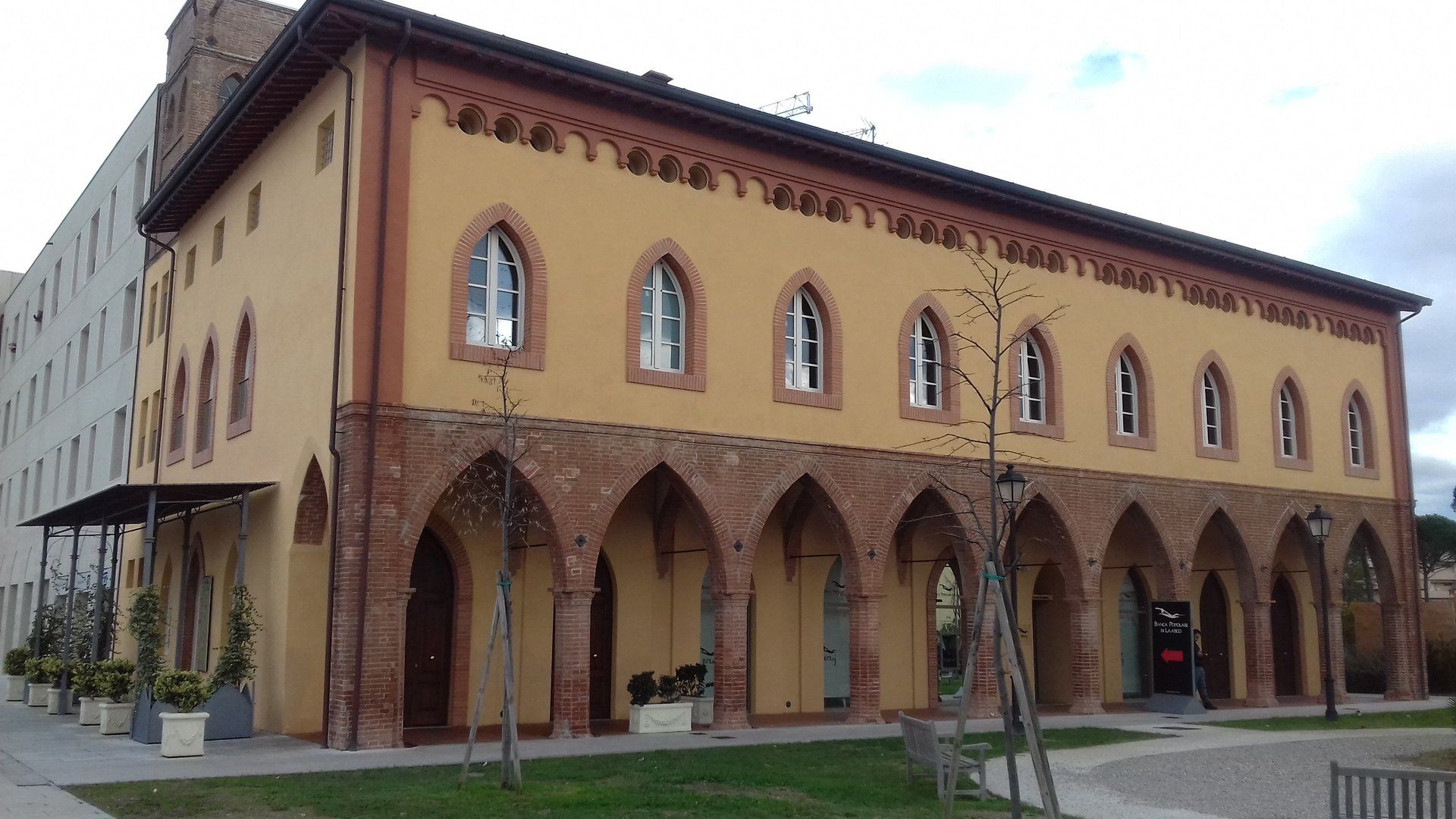 facciata edificio con serramenti in acciaio e palladio