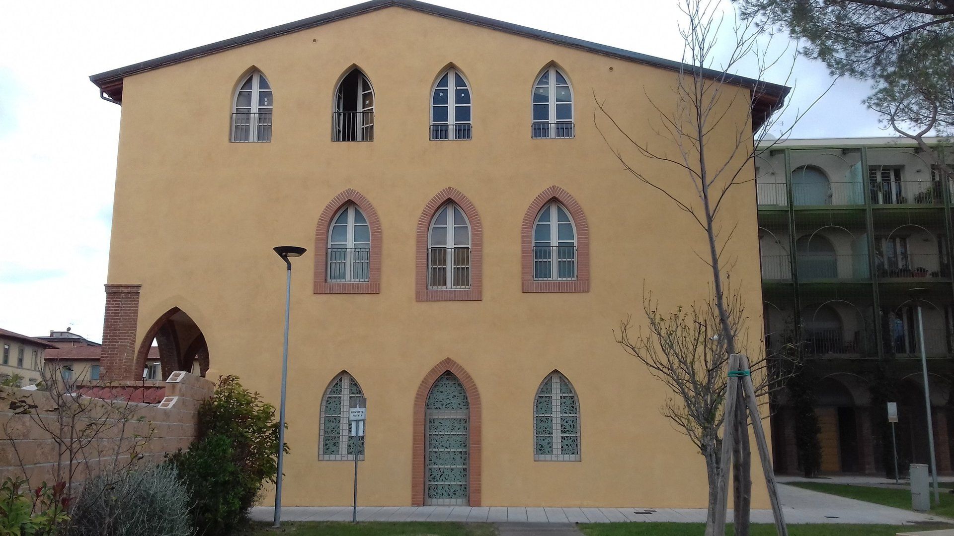 edificio con serramenti