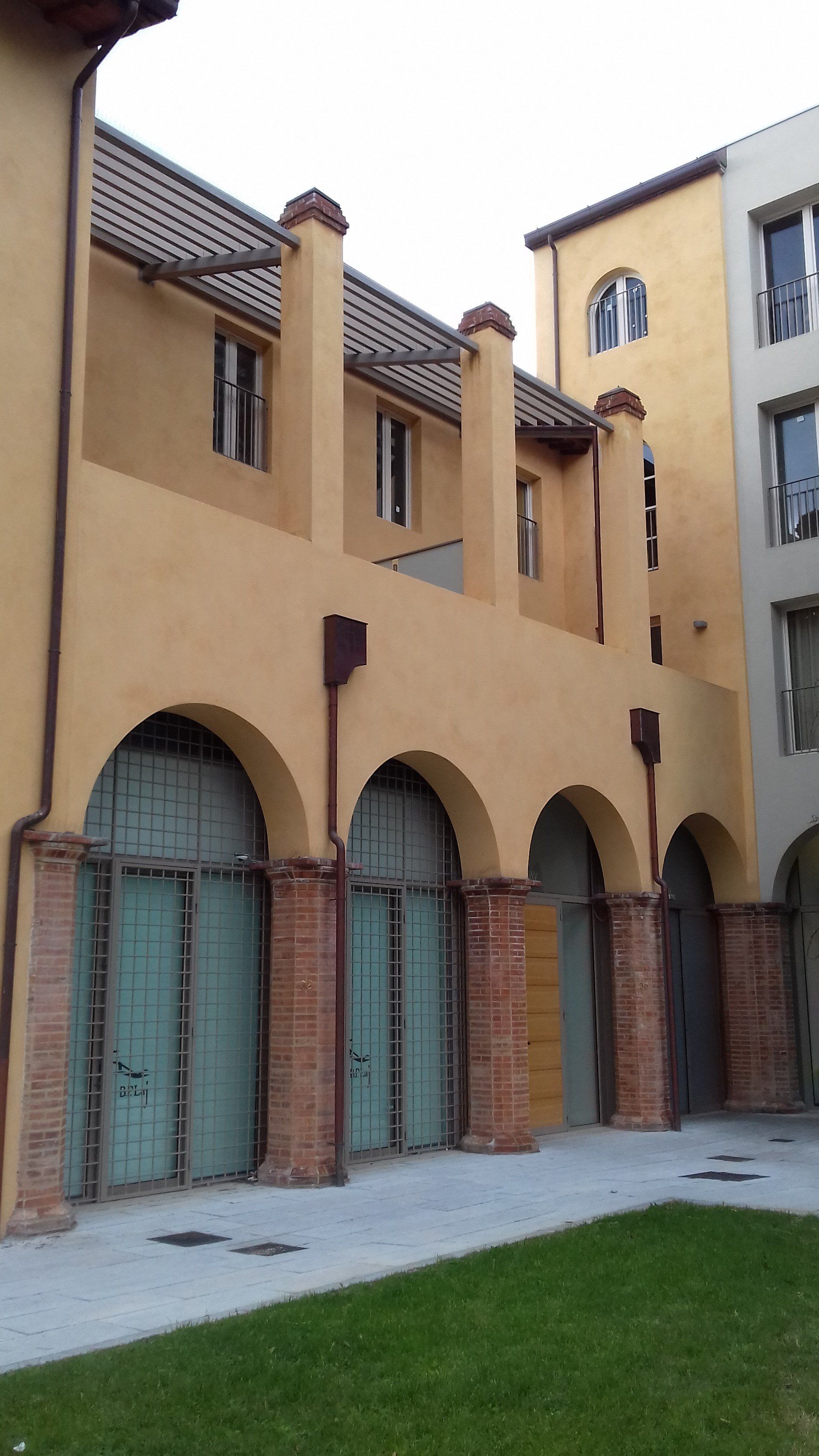 facciata interna edificio con serramenti acciaio e palladio