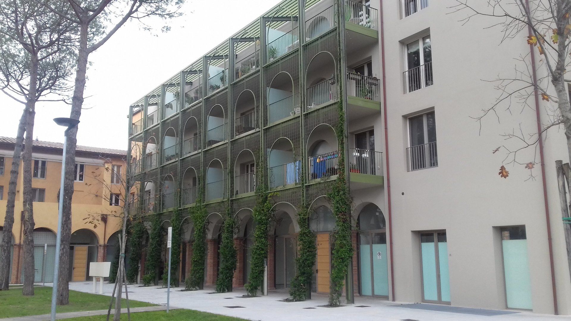 edificio con serramenti in acciaio e palladio