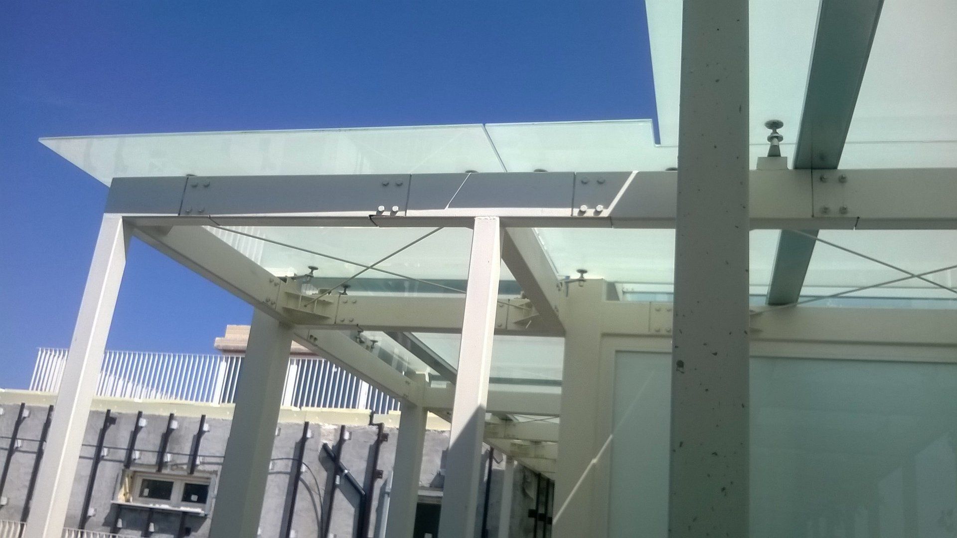 COPERTURA CON VETRI PUNTUALI