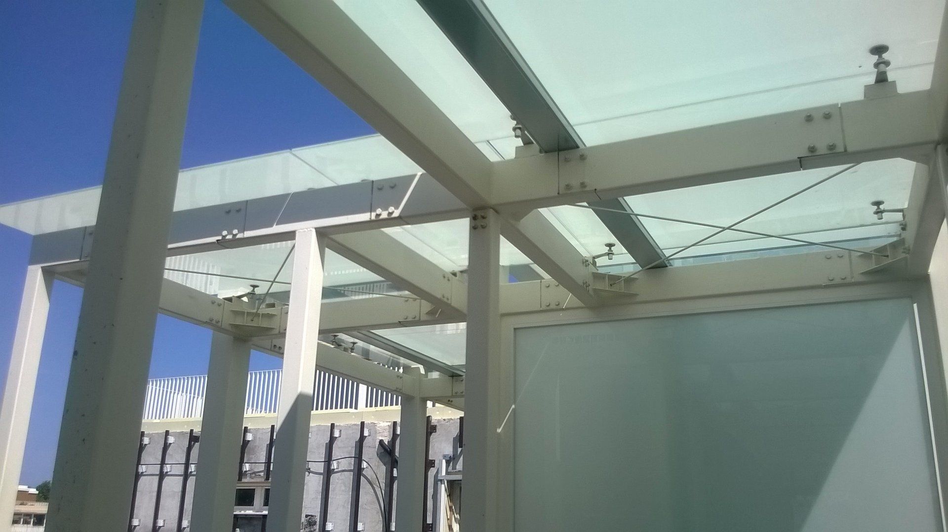 COPERTURA IN ACCIAIO CON VETRI PUNTUALI