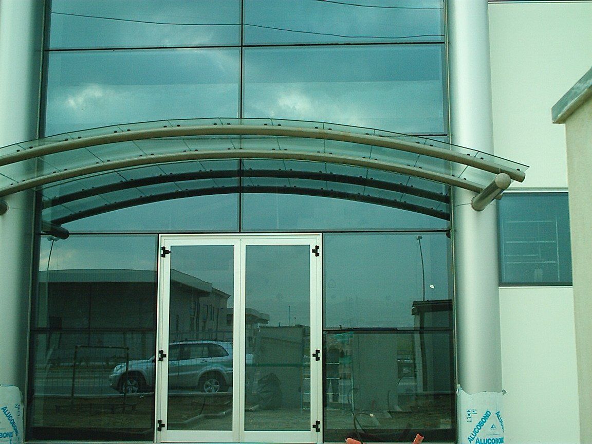 FACCIATA STRUTTURALE CON PENSILINA IN VETRO