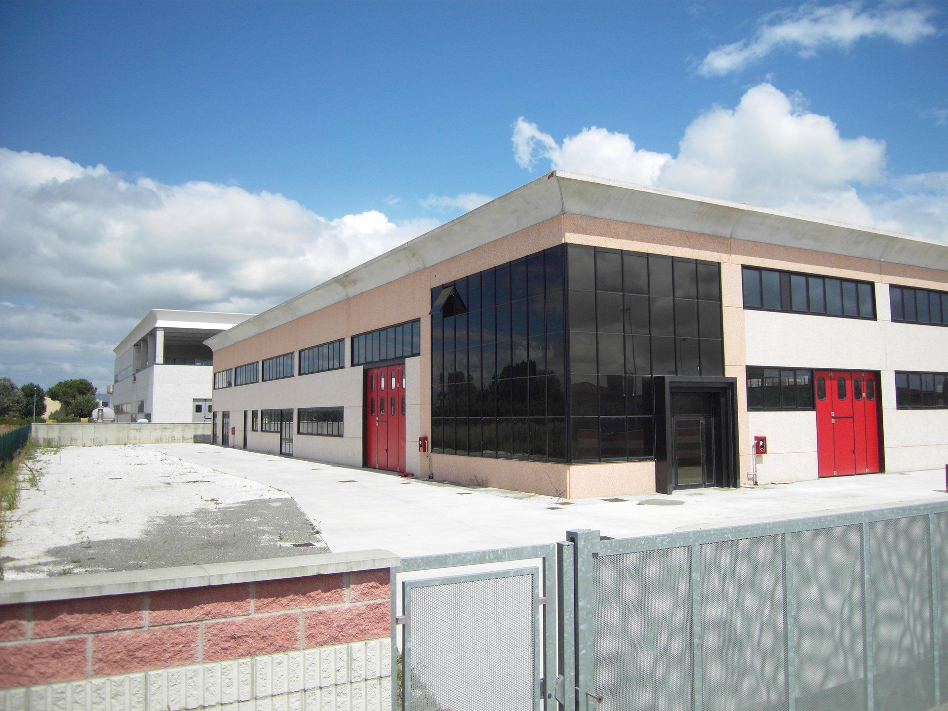 INFISSI A NASTRO E FACCIATA CONTINUA