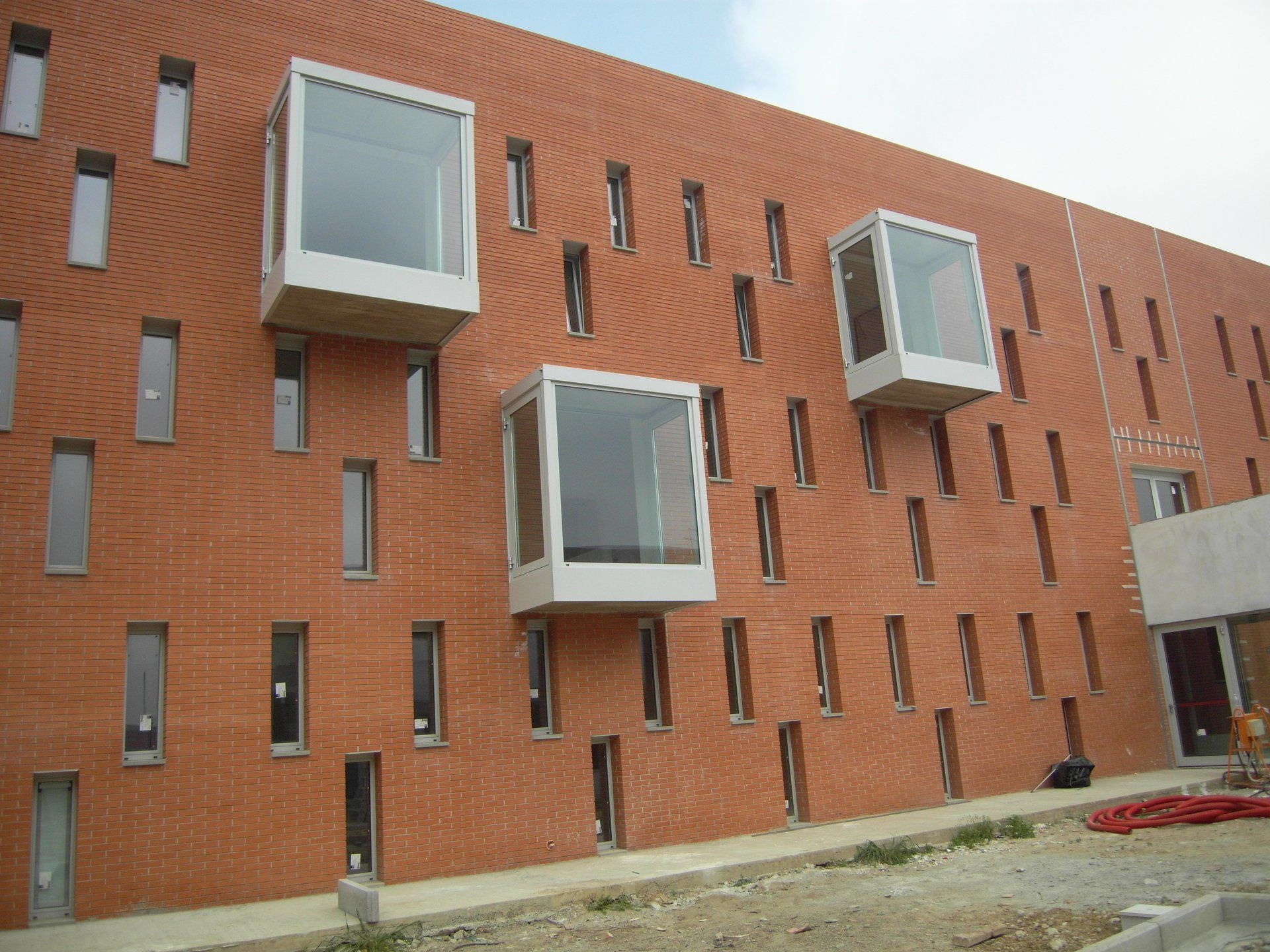 INFISSI AD ANTA RIBALTA E LOCALI PENSILI