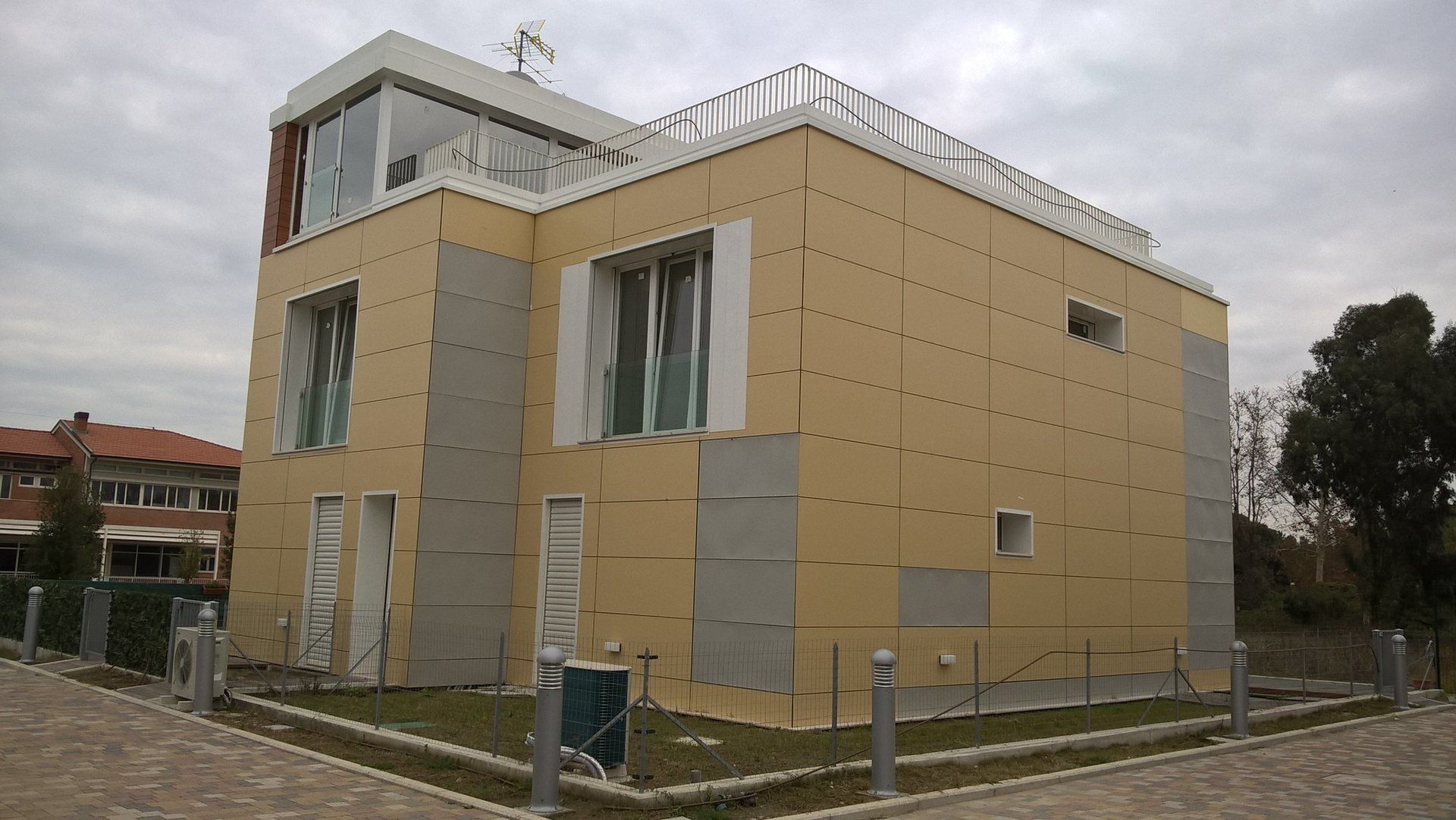 INFISSI IN ALLUMINIO, PARAPETTI IN VETRO, IN ACCIAIO E RIVESTIMENTI IN ALLUMINIO