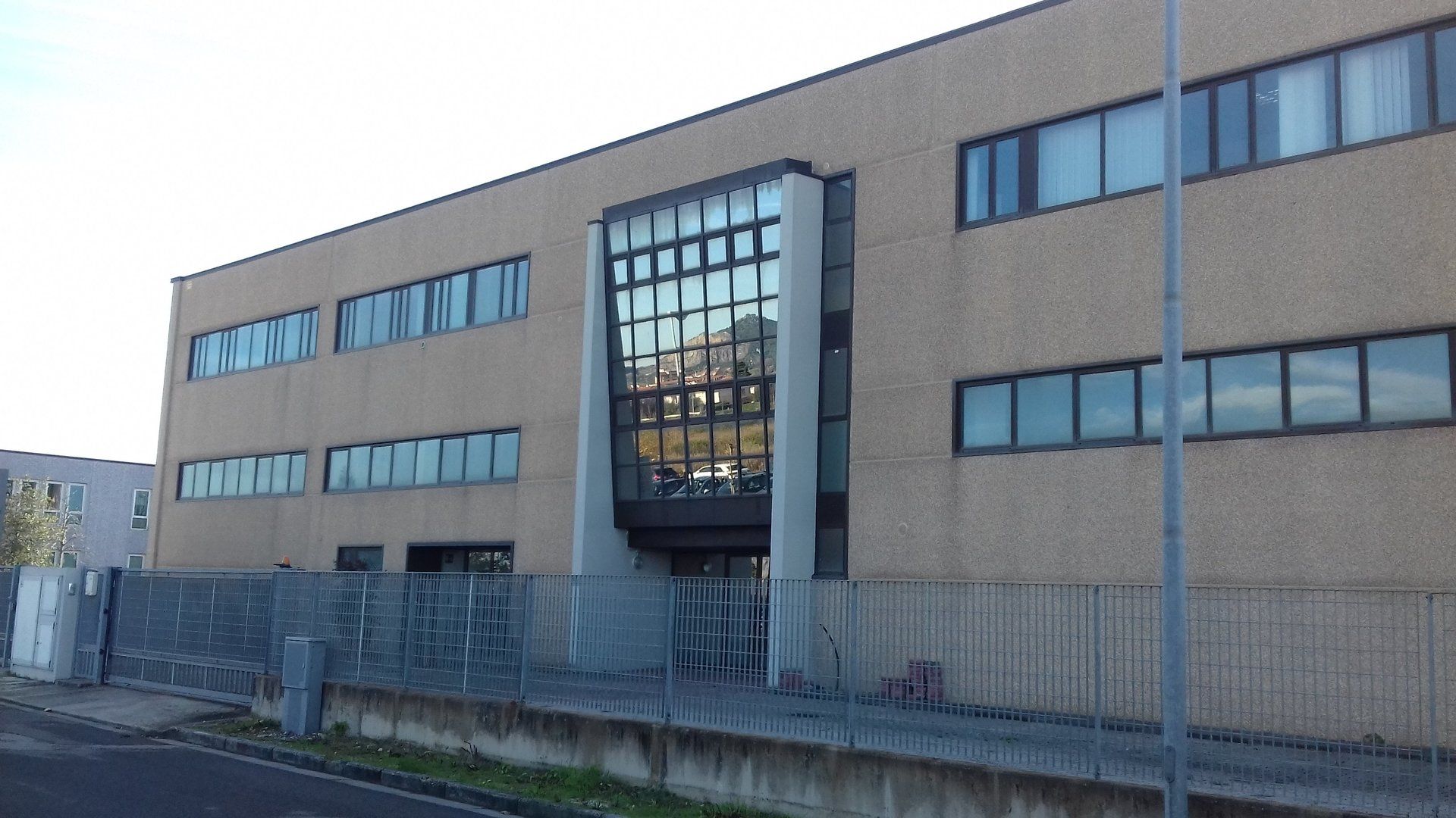 INFISSI IN ALLUMINIO CON FACCIATA INCLINATA