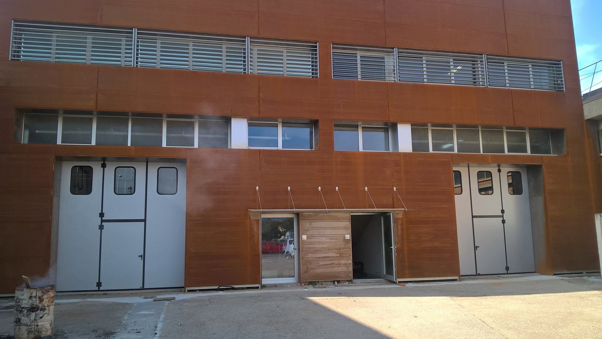 INFISSI IN ALLUMINIO CON FRANGISOLE SU RIVESTIMENTO IN ACCIAIO COR-TEN