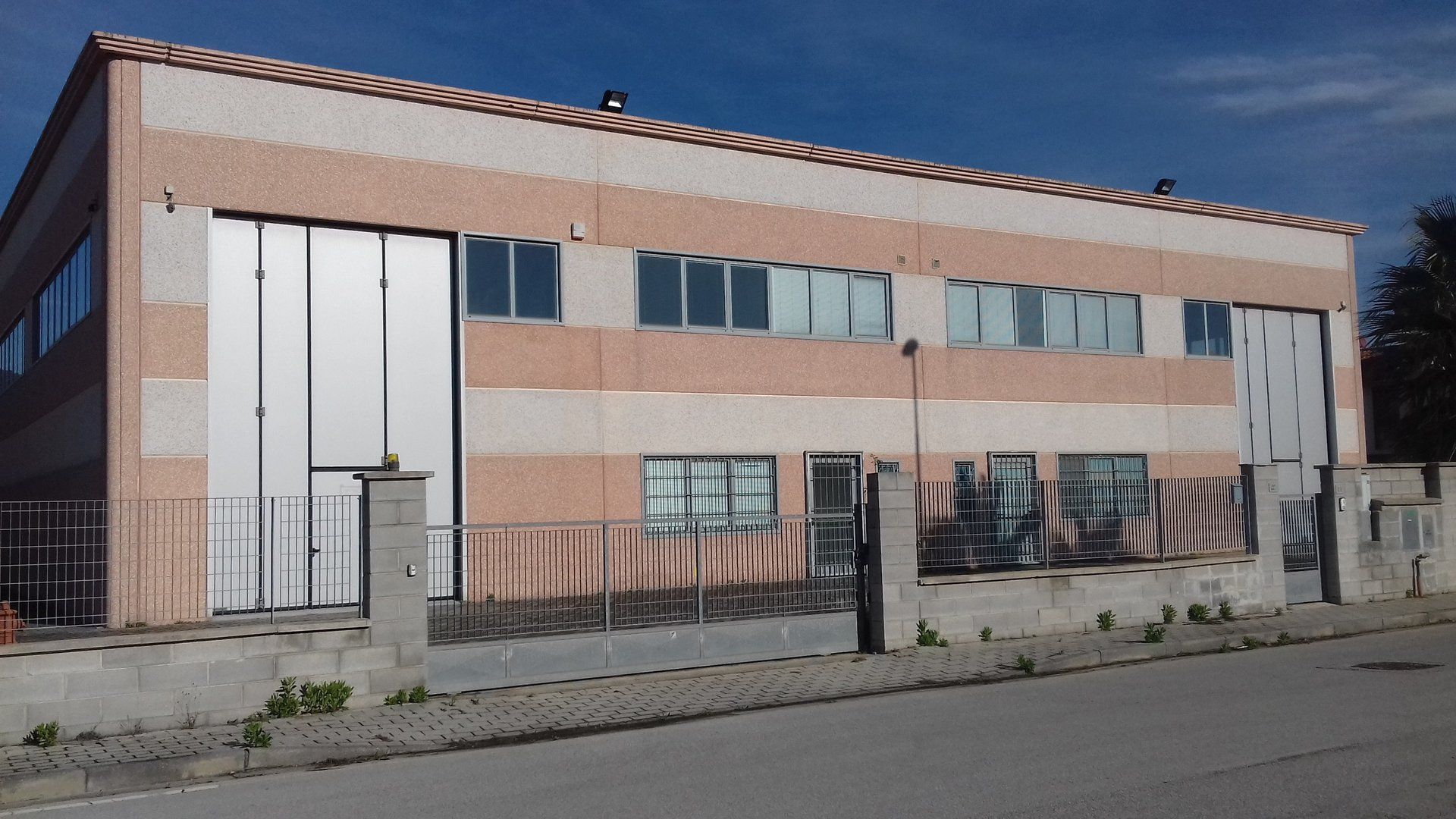 INFISSI IN ALLUMINIO CON PORTONI INDUSTRIALI