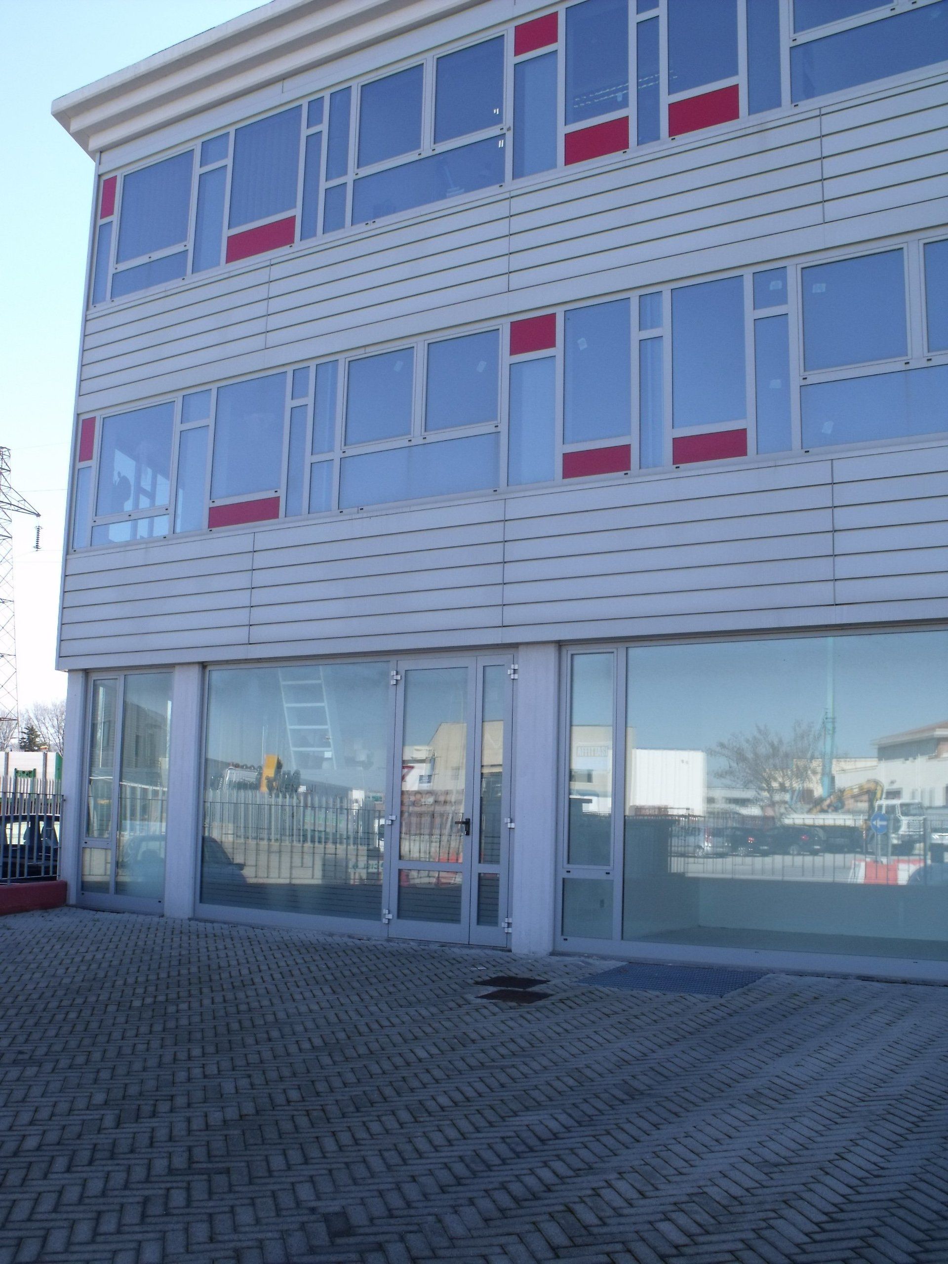 INFISSI IN ALLUMINIO CON RIVESTIMENTO A DOGHE