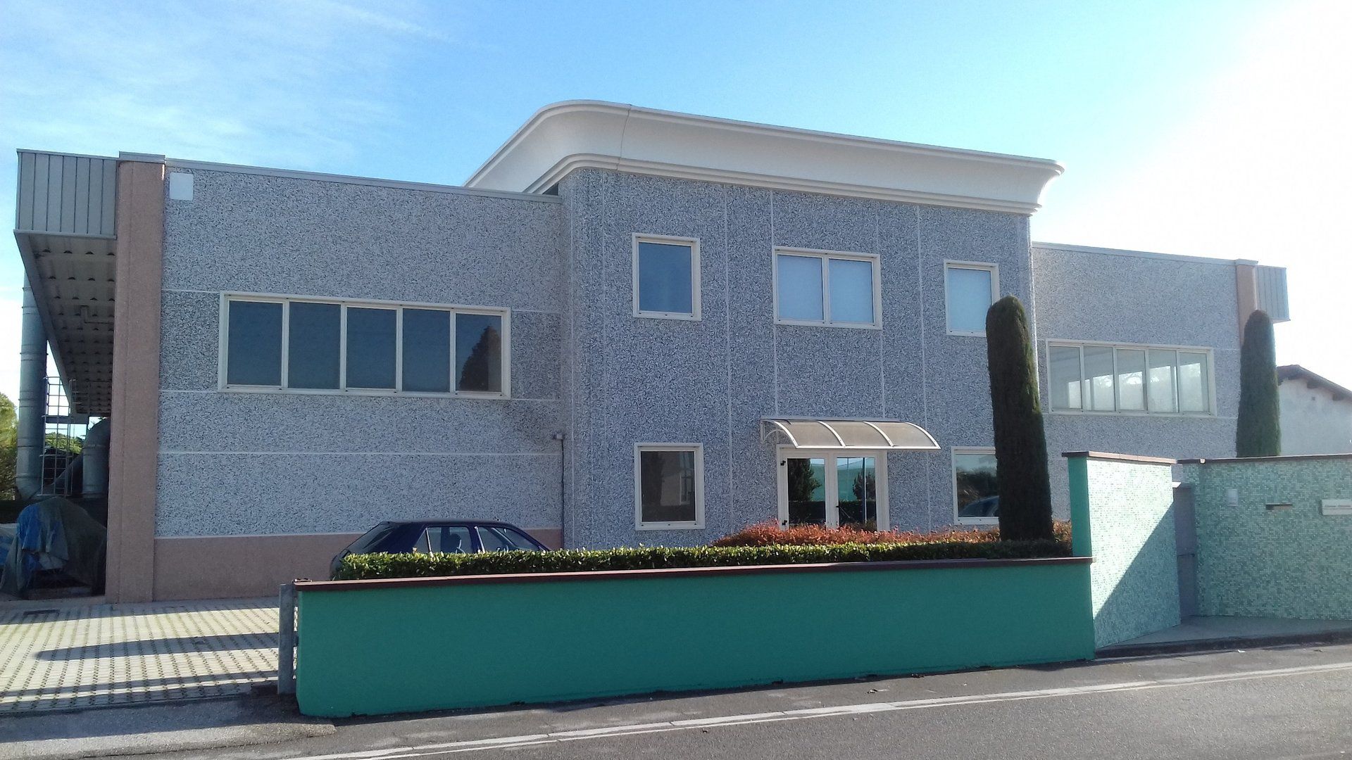 INFISSI IN ALLUMINIO E PENSILINA D' IGRESSO