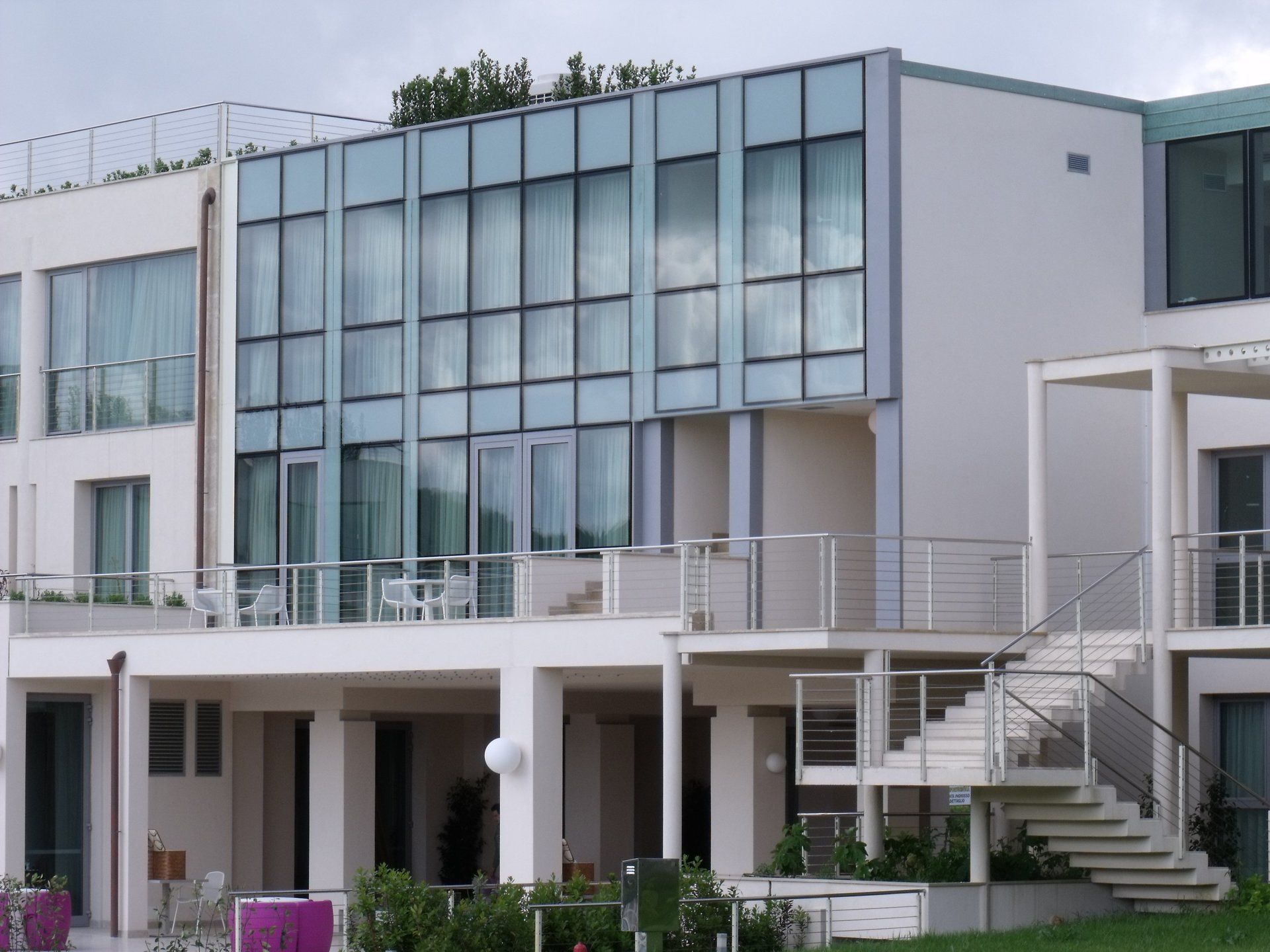 PARAPETTO CON FUNI IN ACCIAIO INOX E STRUTTURA IN ACCIAIO ZINCATO E VERNICIATO