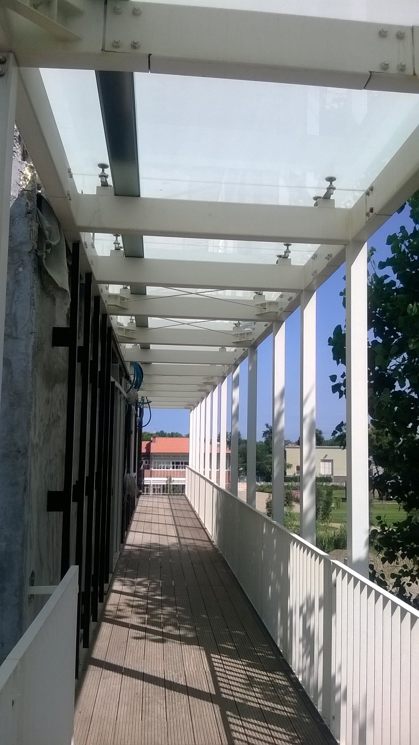 PENSILINA IN ACCIAIO CON VETRI PUNTUALI