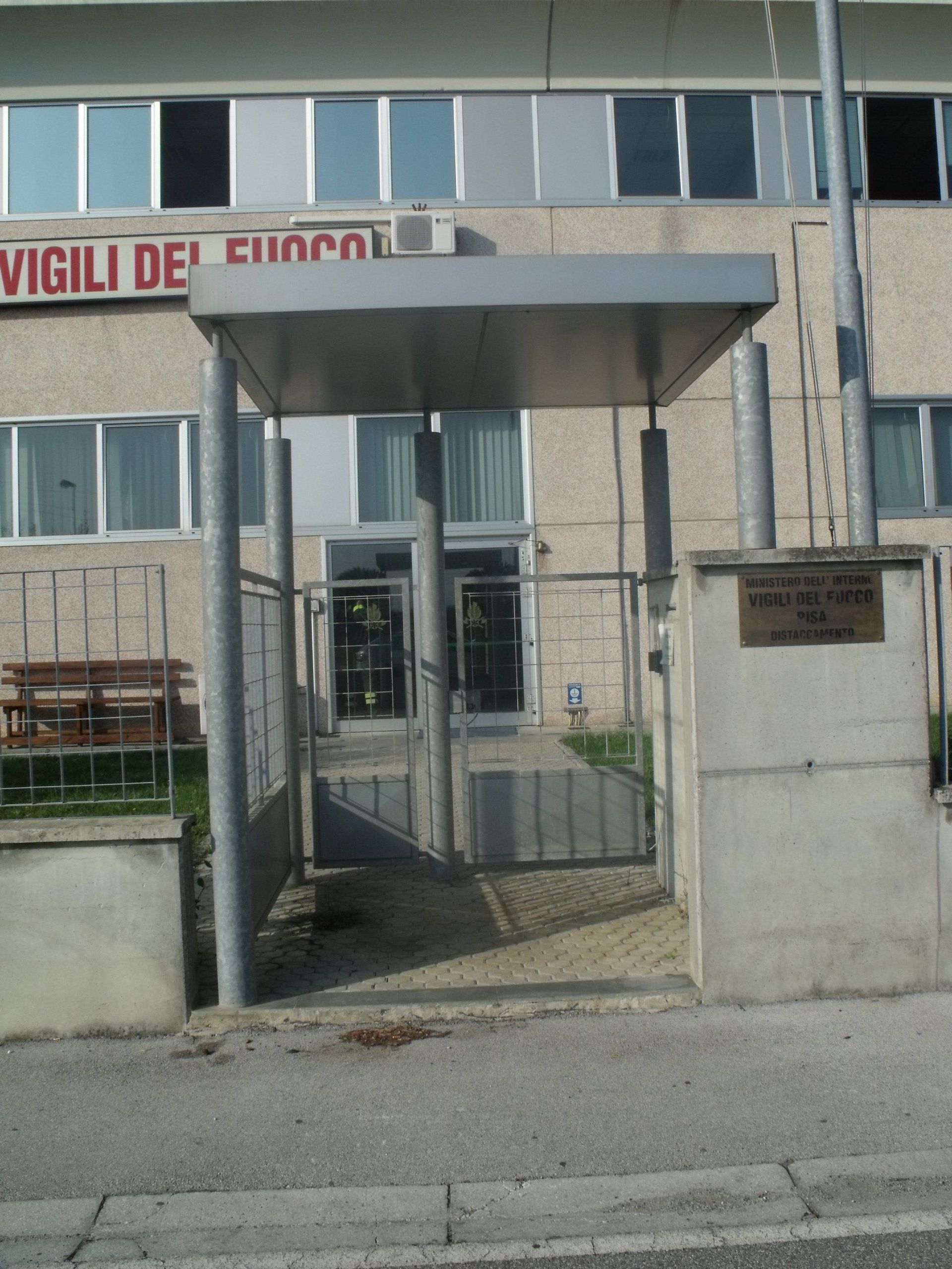 PENSILINA IN ACCIAIO E ALUCOBOND