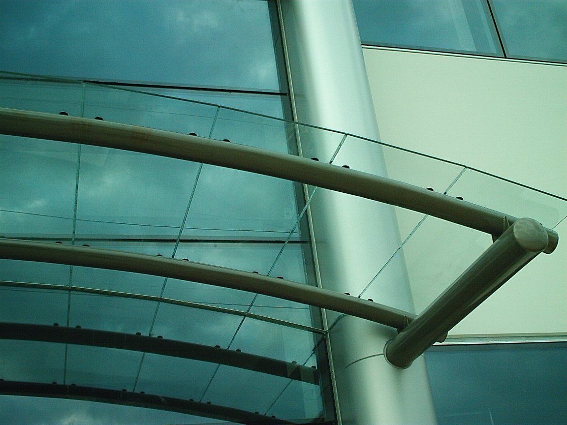 PENSILINA IN ACCIAIO INOX VERNICIATO ABBINATA A FACCIATA STRUTTURALE