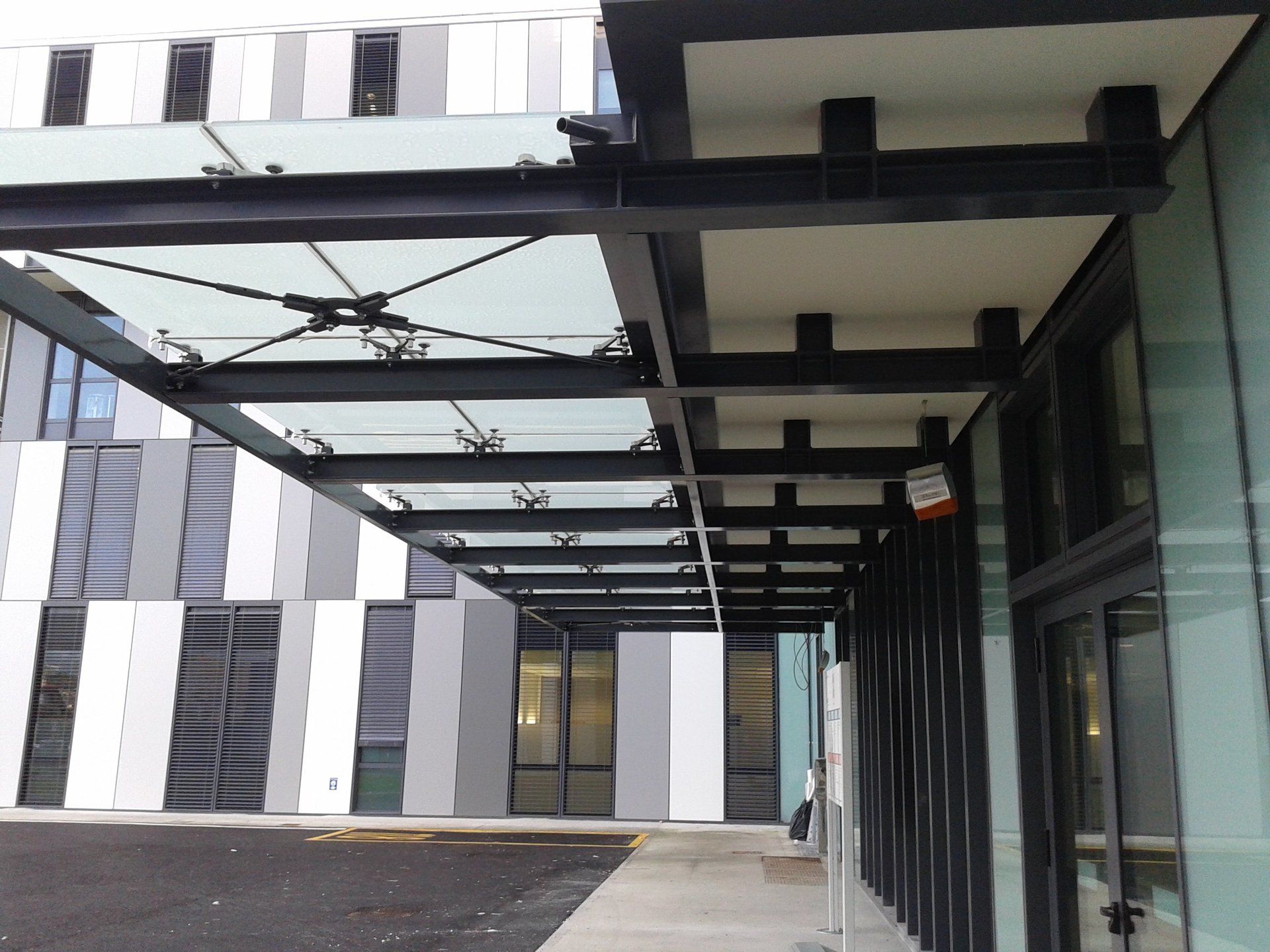 PENSILINA IN ACCIAIO VERNICIATO CON COPERTURA IN VETRI PUNTUALI