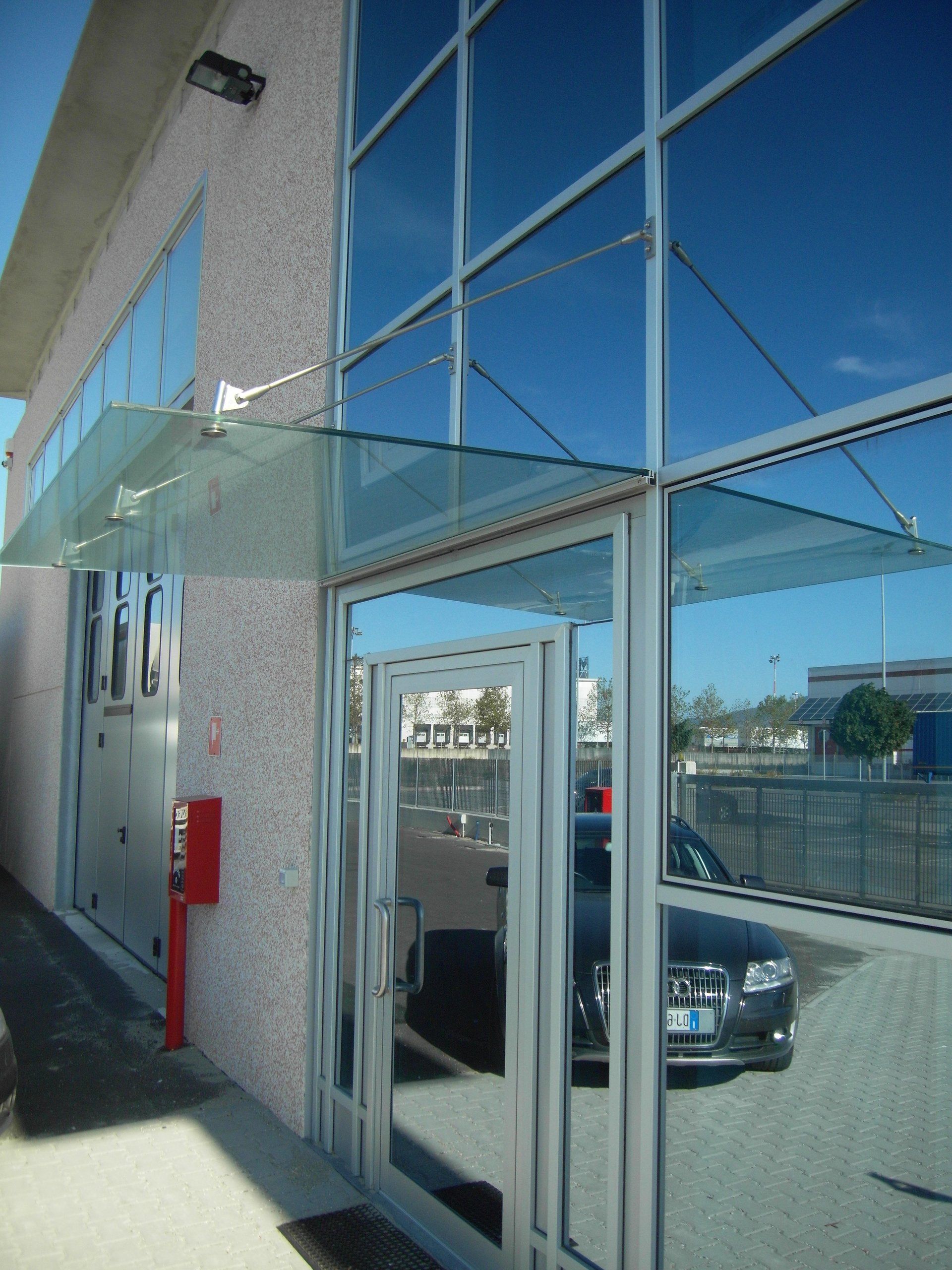 PENSILINA IN VETRO FISSATA A FACCIATA CONTINUA