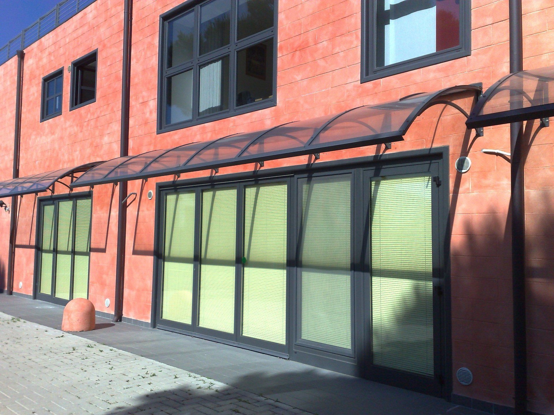 PENSILINE IN ACCIAIO E ALLUMINIO CON INFISSI IN ALLUMINIO