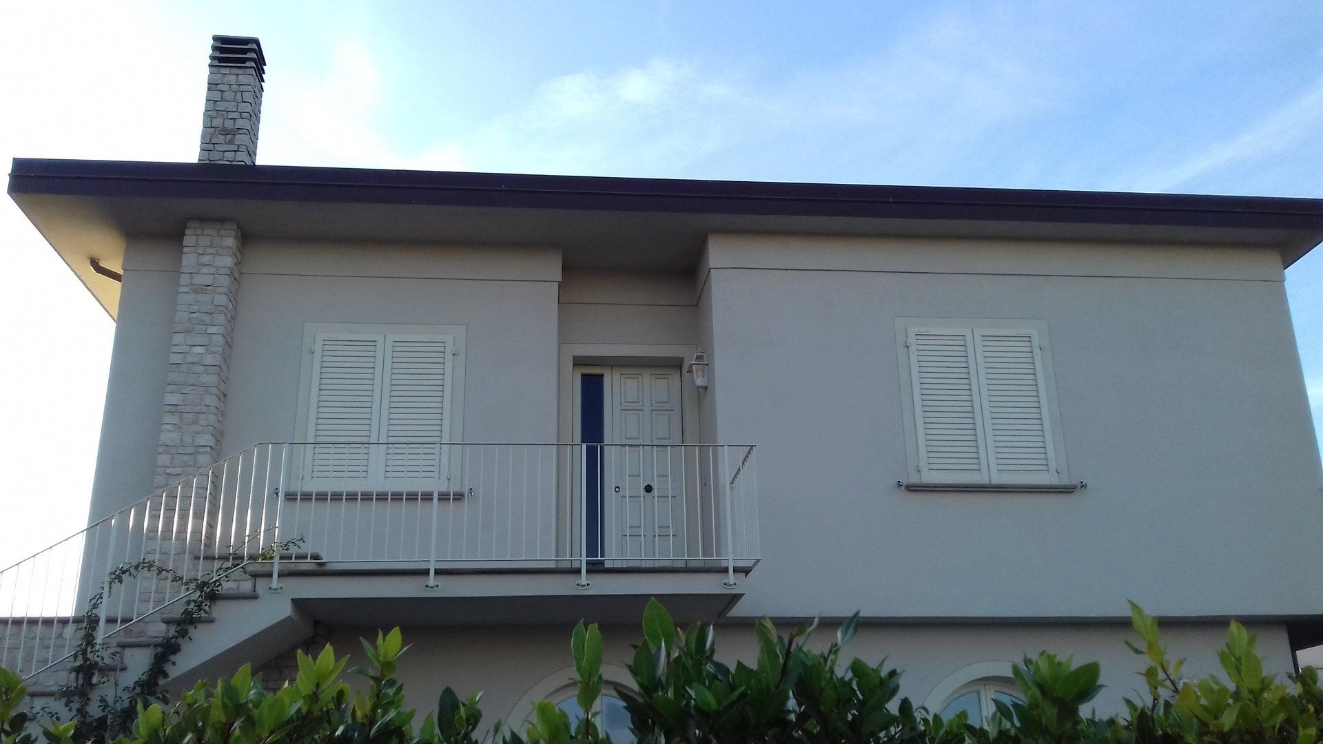 PERSIANE IN ALLUMINIO E PORTONE D'INGRESSO CON PANNELLO BUGNATO E VETRO