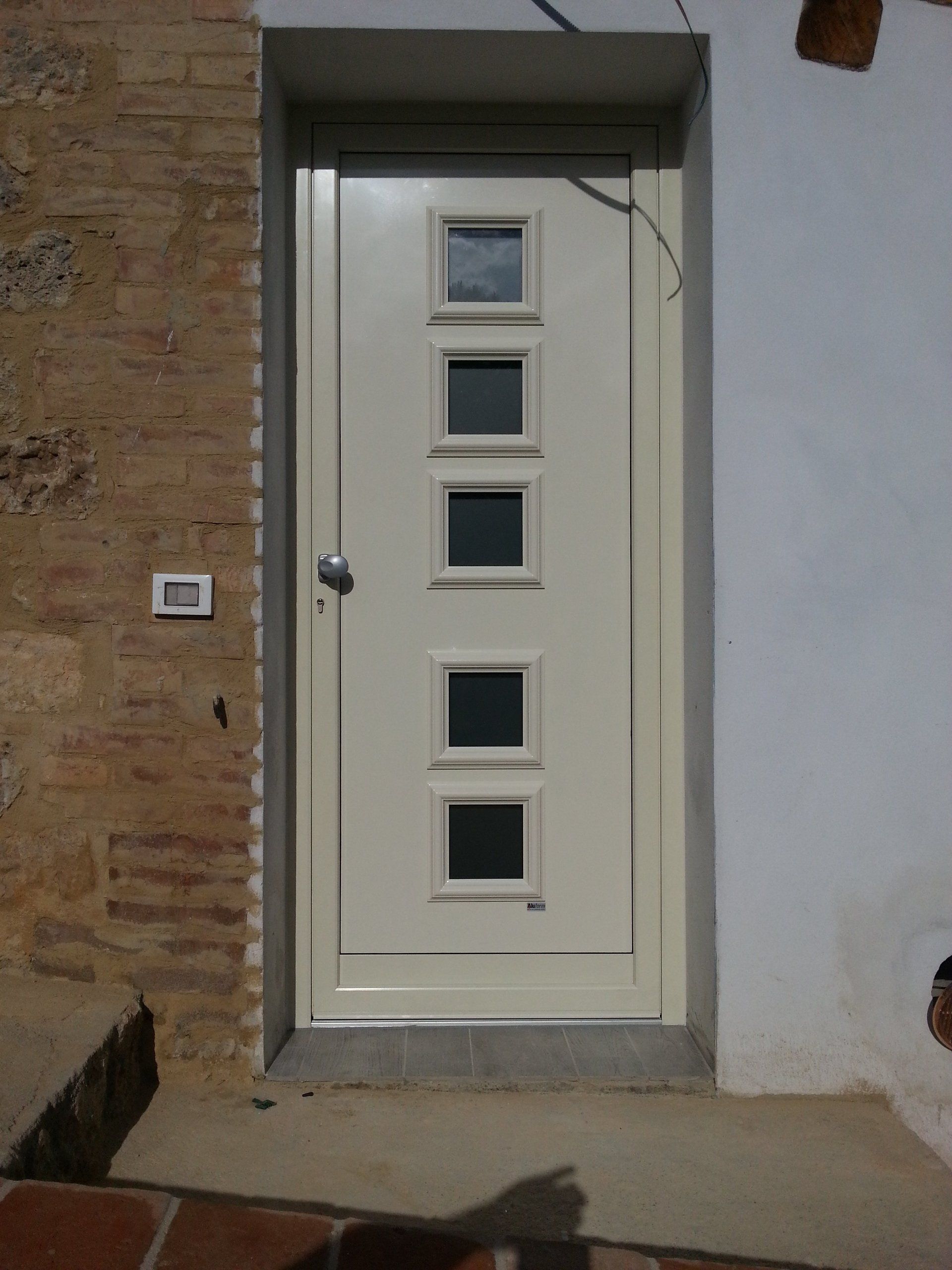 POTONE D' IGRESSO IN ALLUMINIO CON PANNELLO BUGNATO