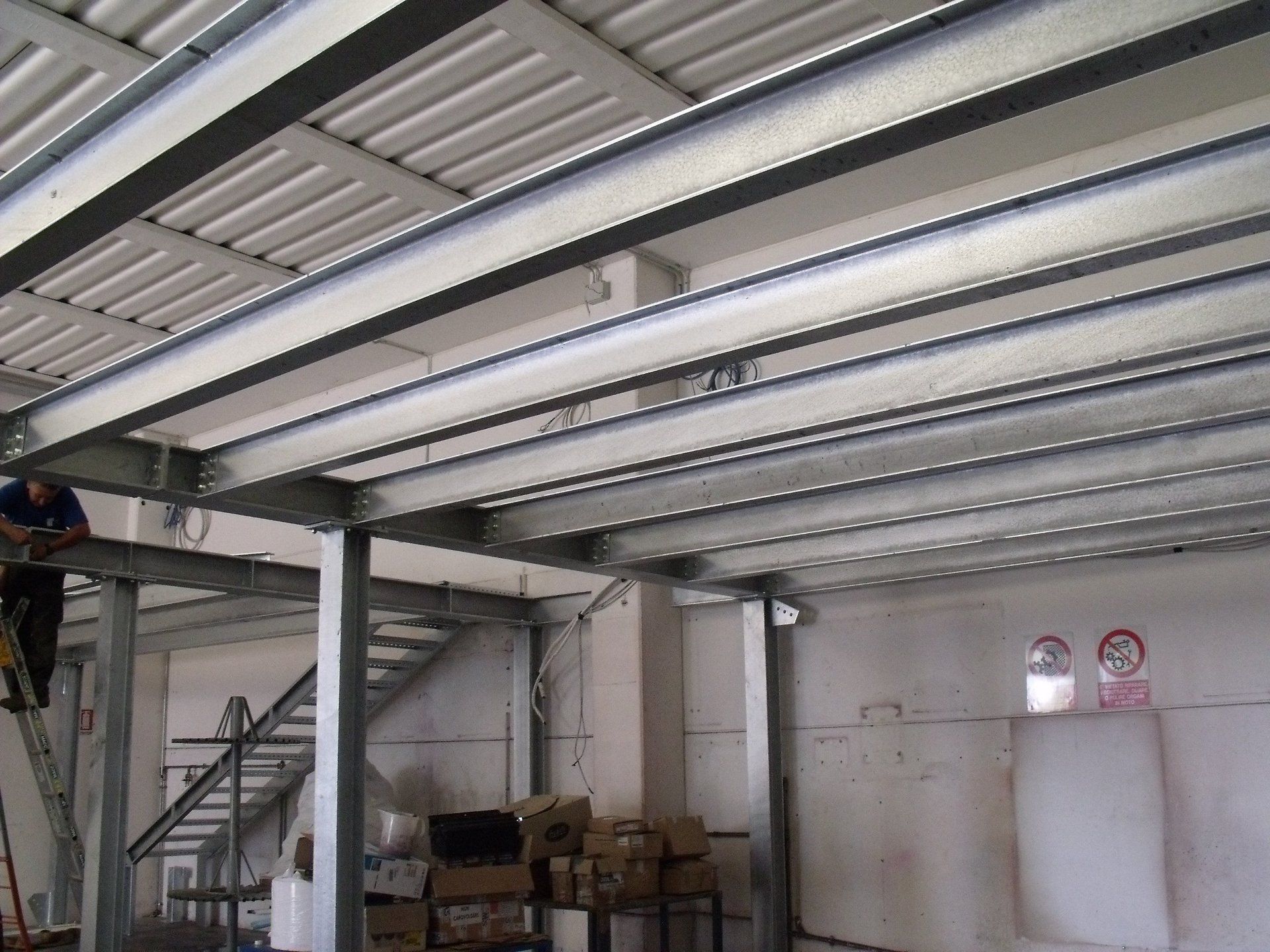 dettaglio soppalco in acciaio zincato