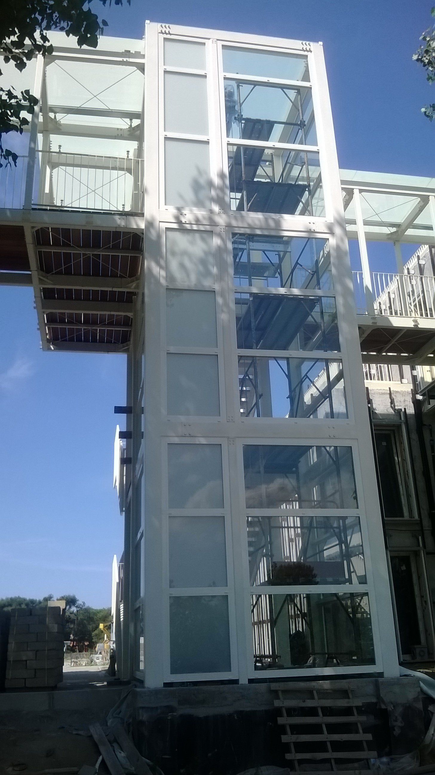 STUTTURA IN ACCIAIO CON INFISSI IN ALLUMINIO E VETRI PUNTUALI