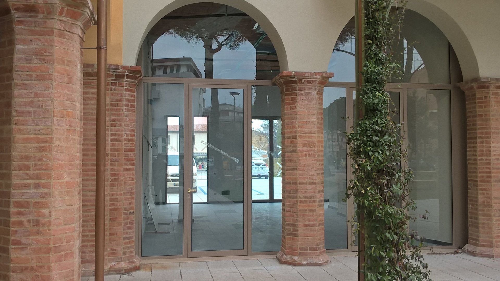 entrata stabile con serramenti in acciaio