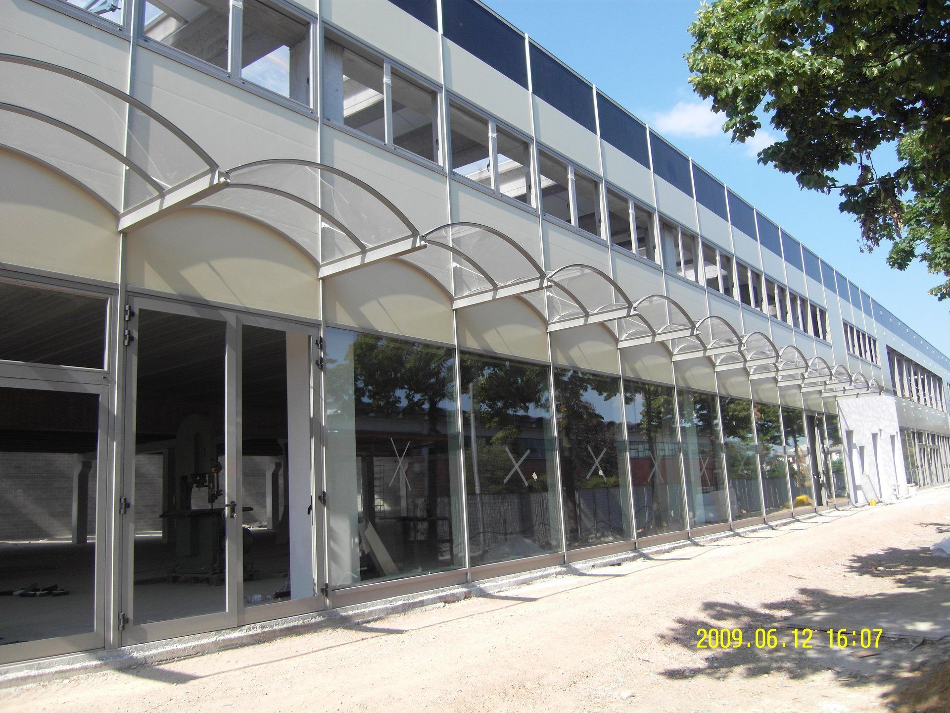 facciata continua con pensilina curva