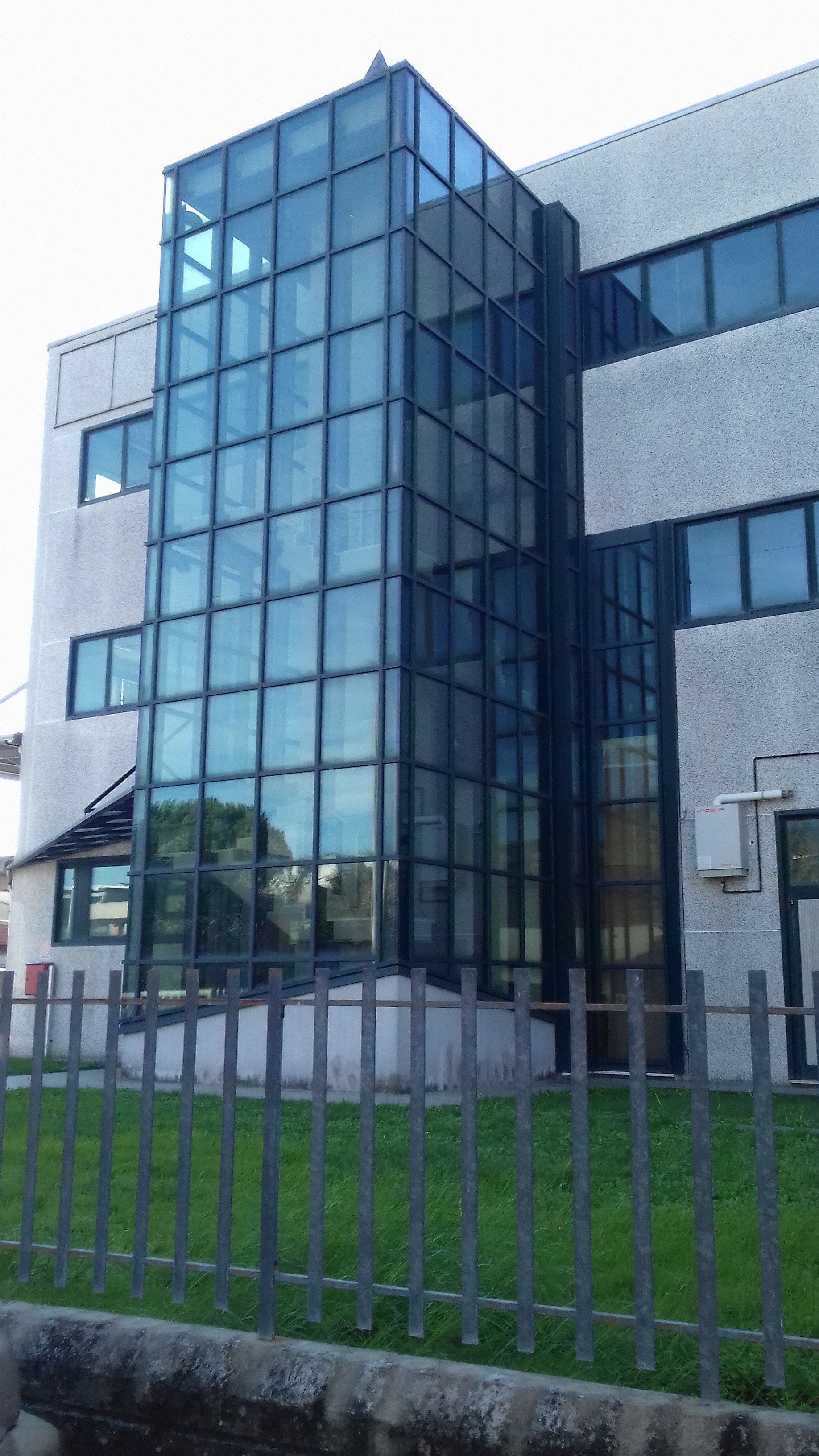 facciata continua con piramide in copertura