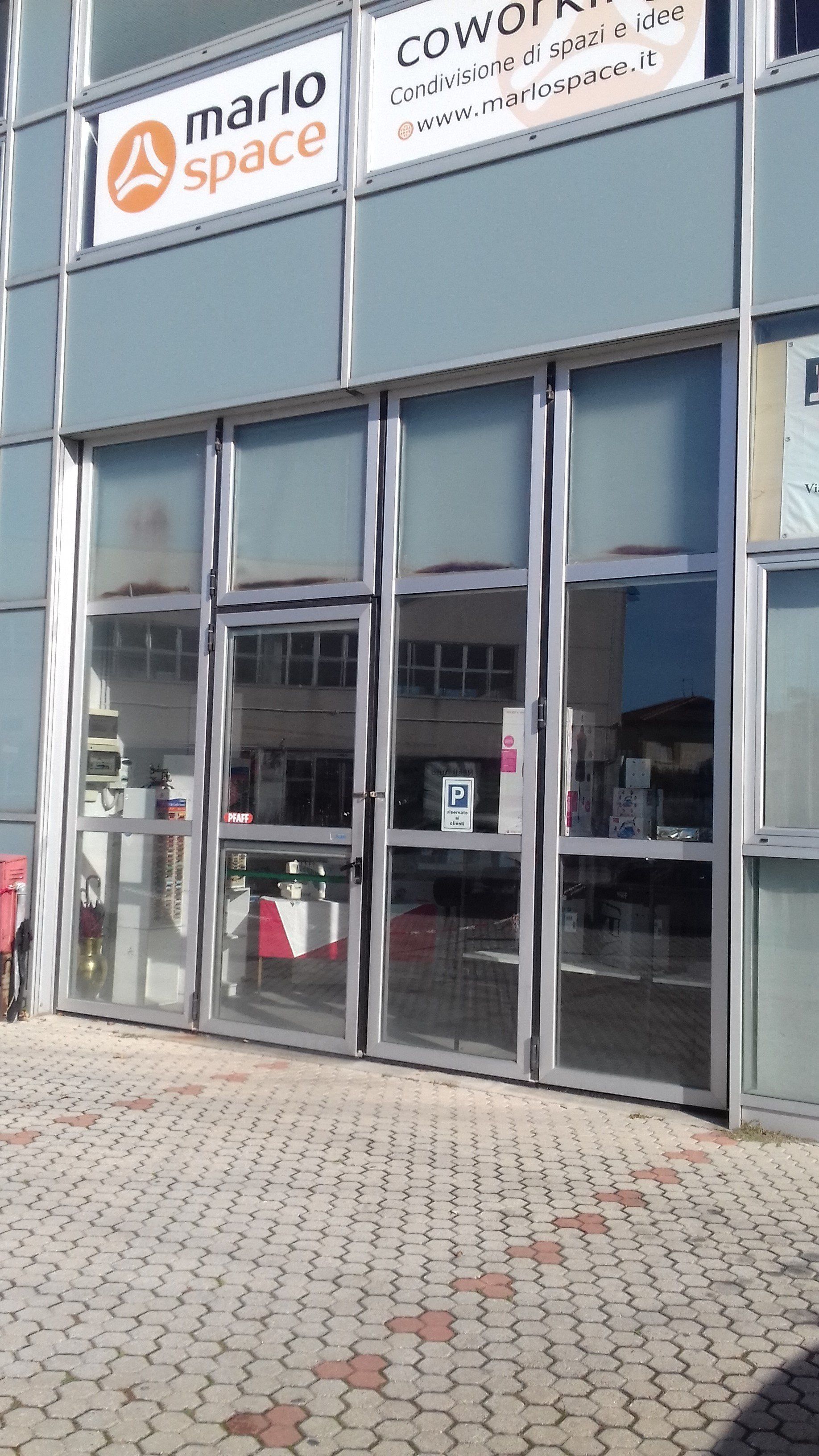 facciata continua con portone in vetro