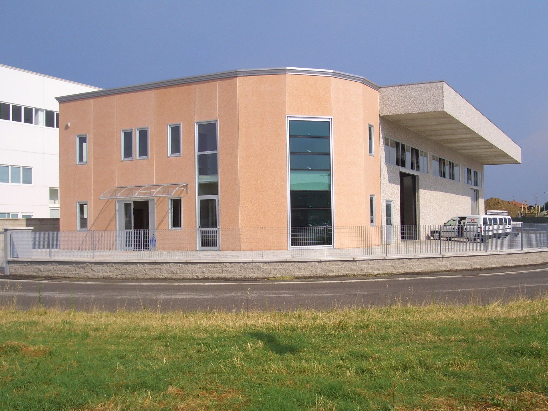 facciata strutturale con infissi in alluminio e pensilina