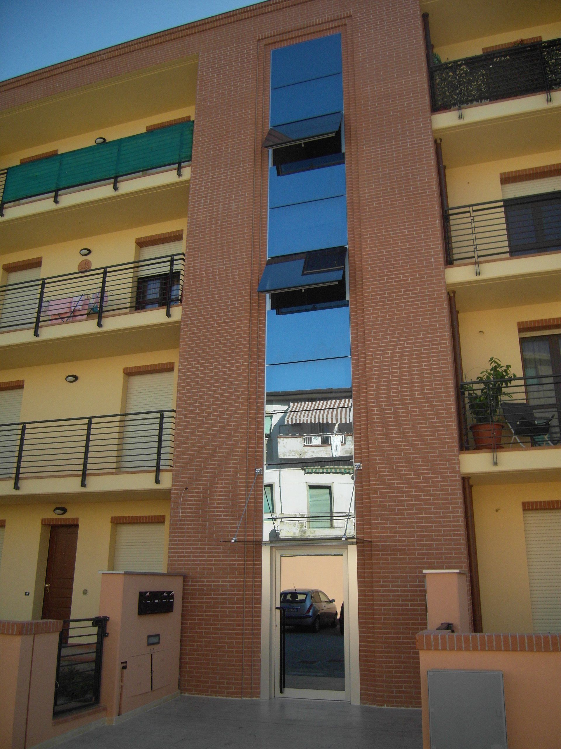 facciata strutturale con pensilina in vetro