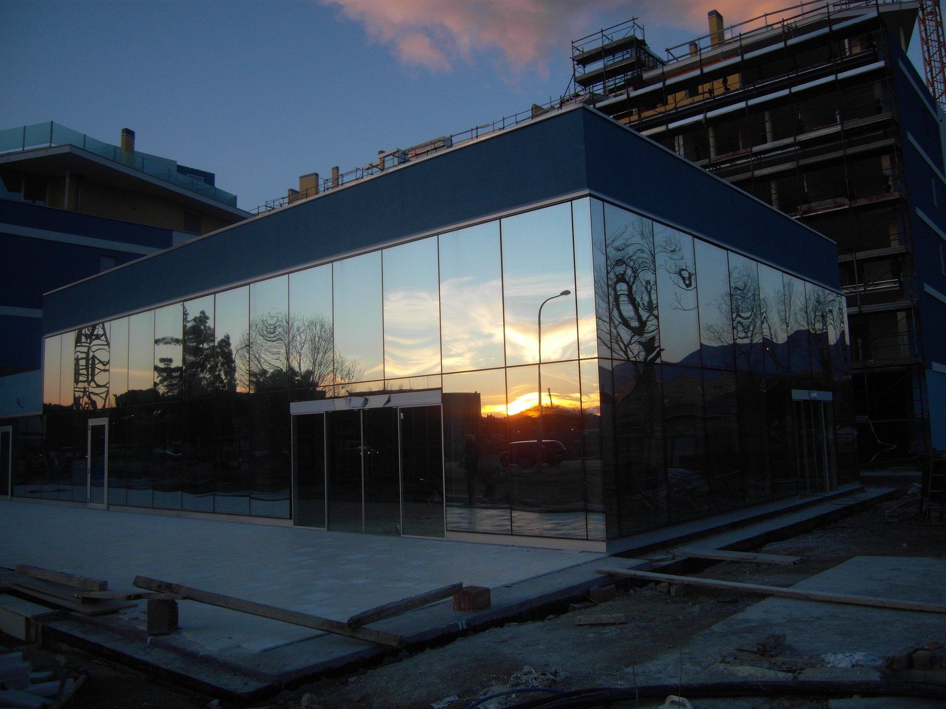 facciata strutturale con porta automatica