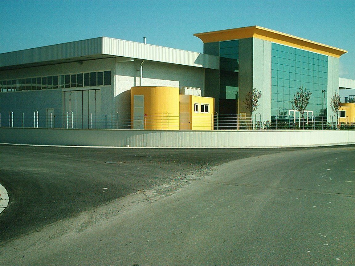 facciata strutturale con rivestimento e portone industriale