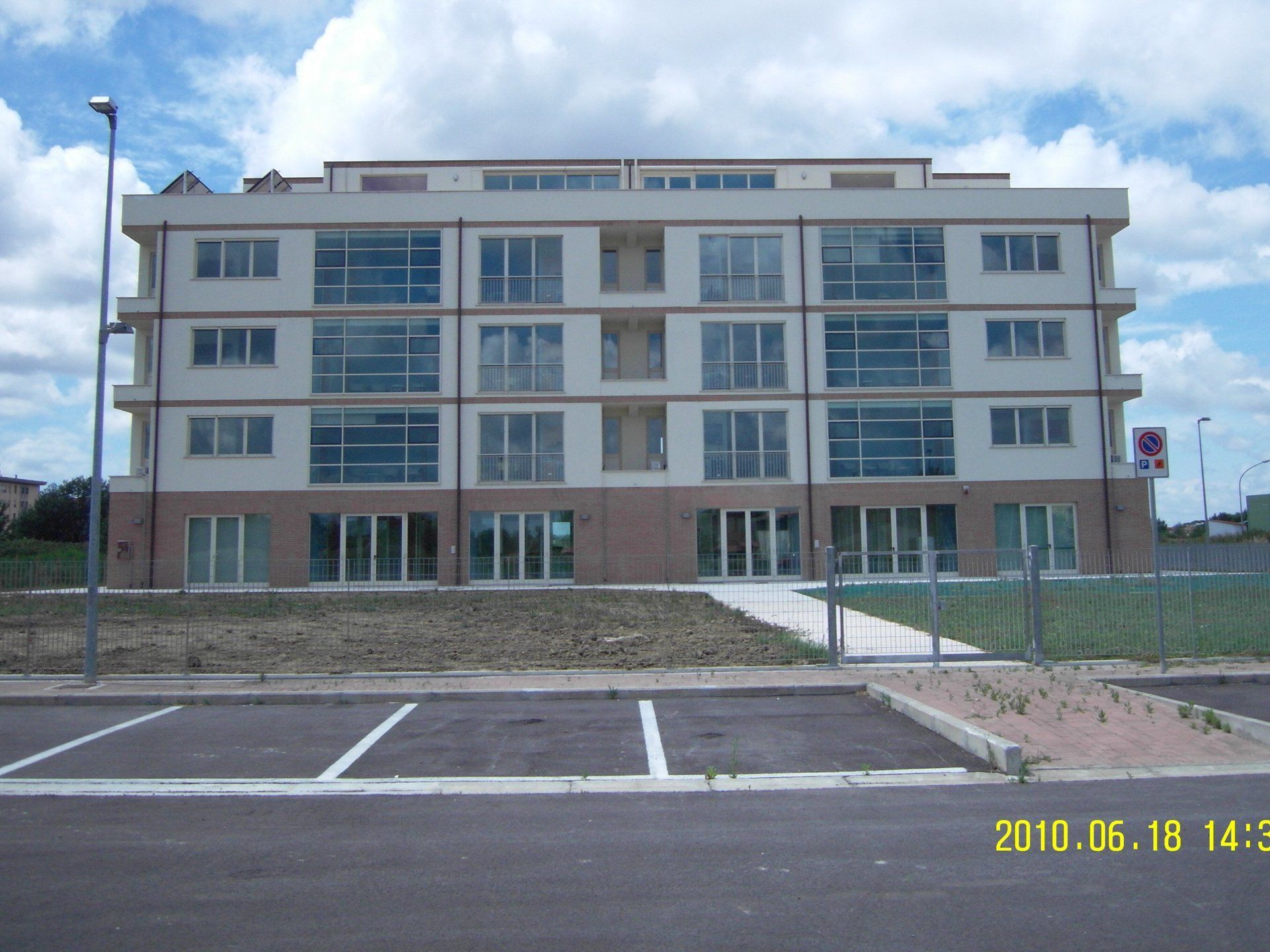 facciata continua in edificio di 3 piani