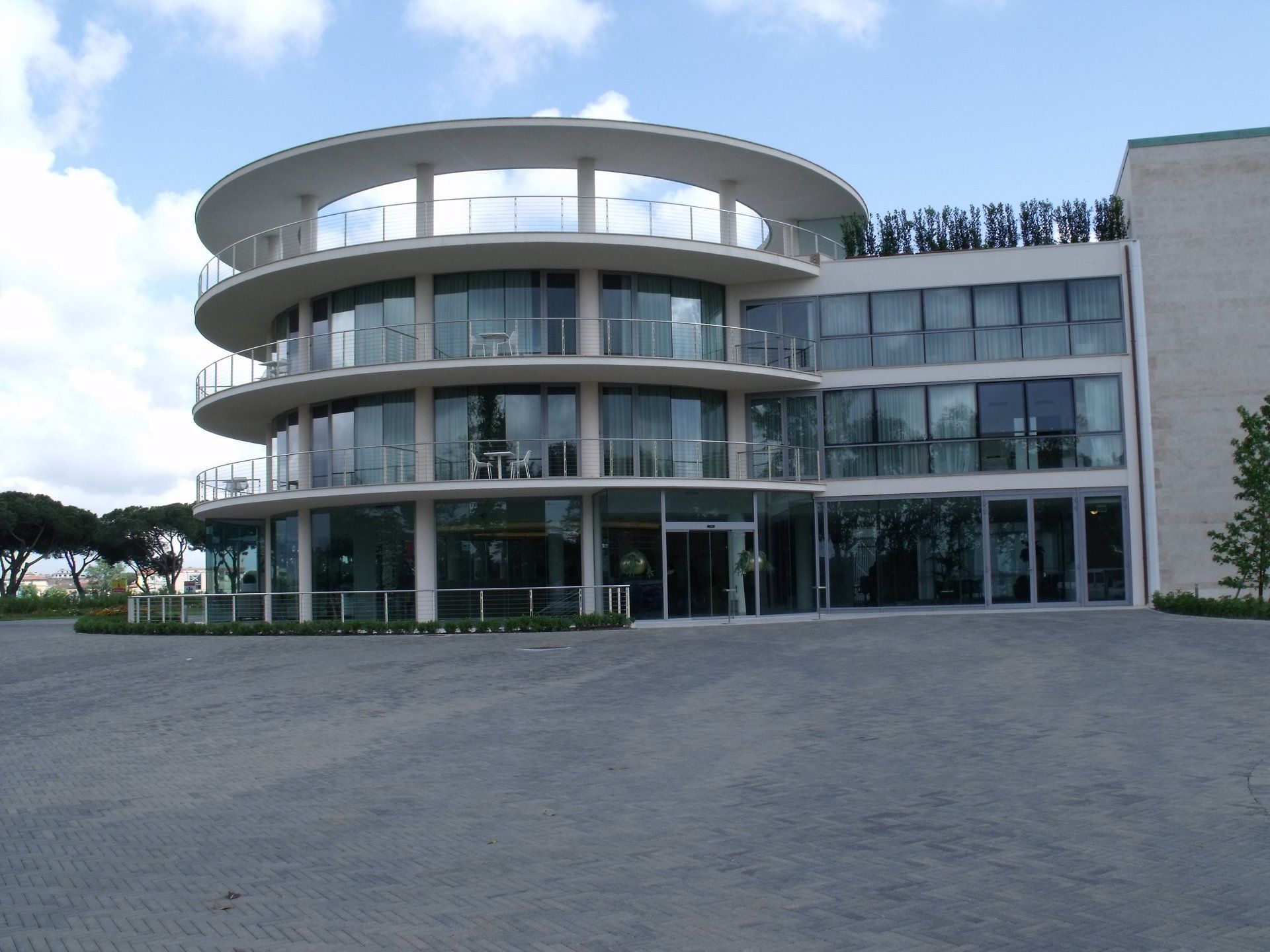 facciata continua in edificio circolare