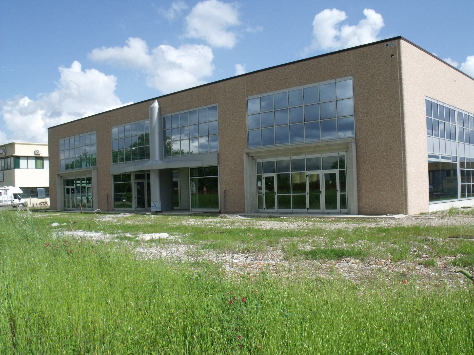 facciata continua con pensilina in alucobond