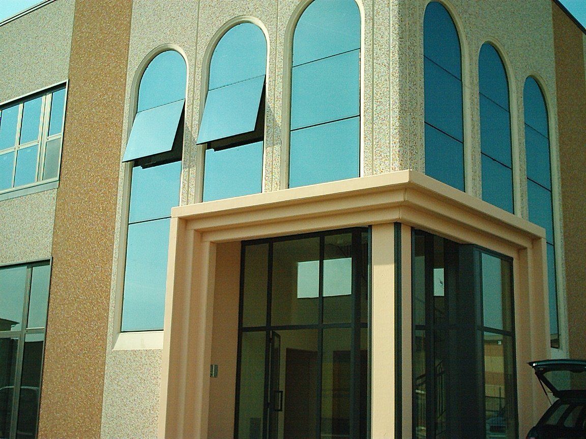 facciata continua in edificio con porta automatica