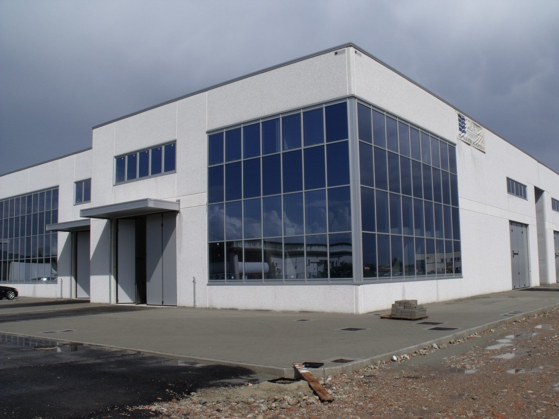 facciata continua con pensilina e portone industriale