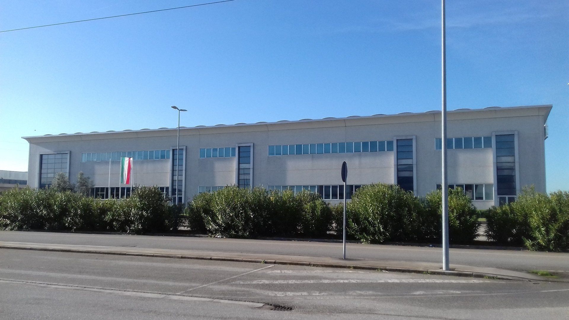 struttura con cornici in alucobond