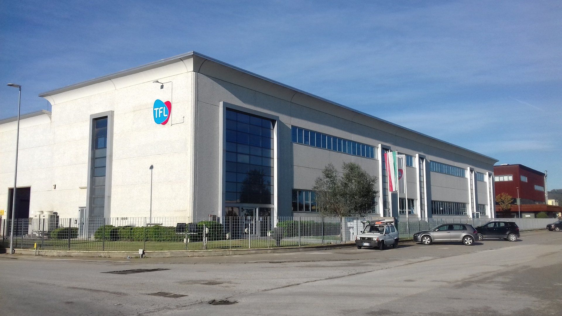 facciata con rivestimenti in alucobond