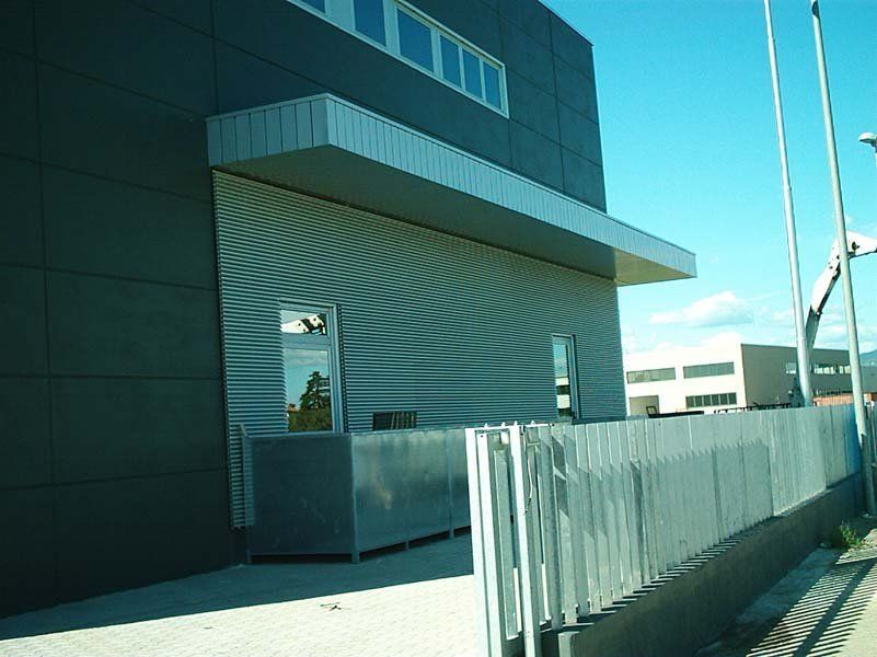 rivestimento in alluminio su parete di abitazione privata