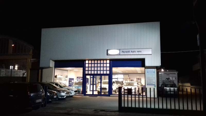 negozio con rivestimento in alluminio