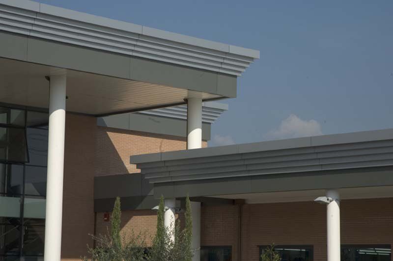 rivestimento in acciaio per tettoia condominiale