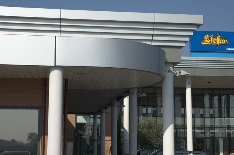 rivestimento in acciaio per tettoia di centro commerciale