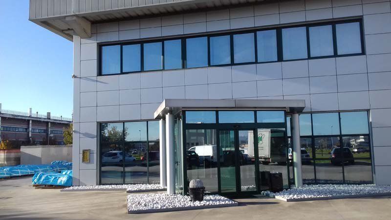 rivestimento in acciaio per ingresso di palazzo