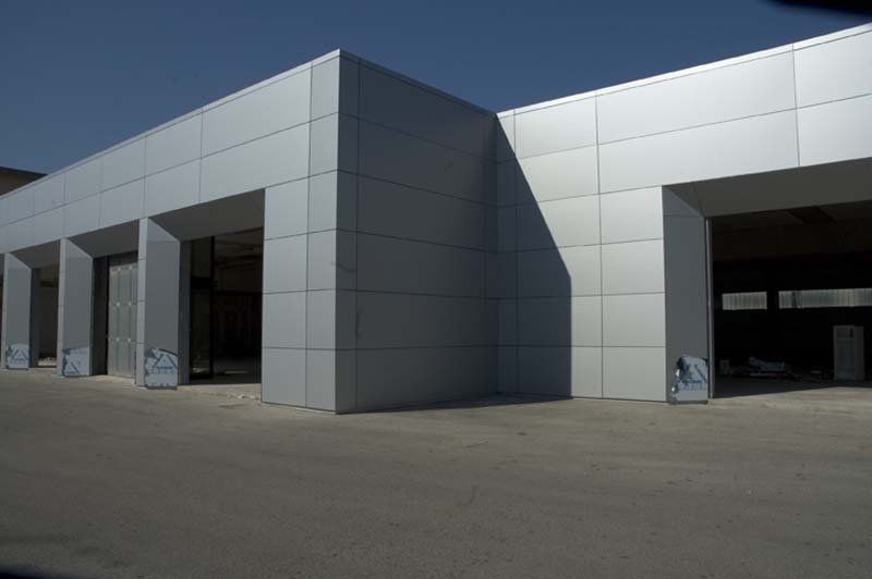 rivestimento in acciaio di palazzo moderno