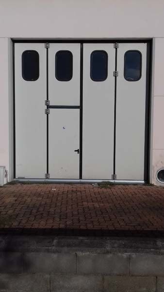portone industriale per ingresso di tir in azienda