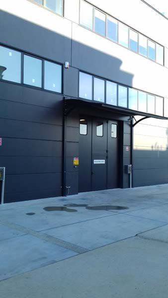 portone industriale con tettoia
