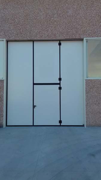 portone industriale con porta centrale